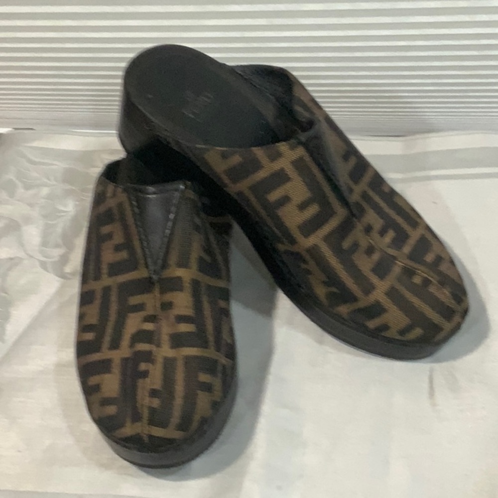 FENDI CLOLGS SZ 7 women’s!!!!